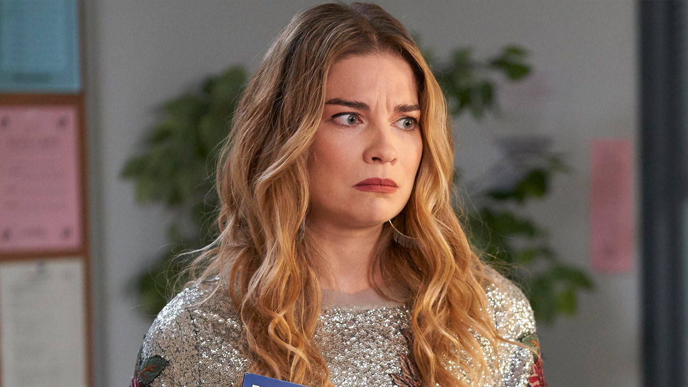 Annie Murphy Will Star in AMC's “Kevin Can Go F*** Himself”