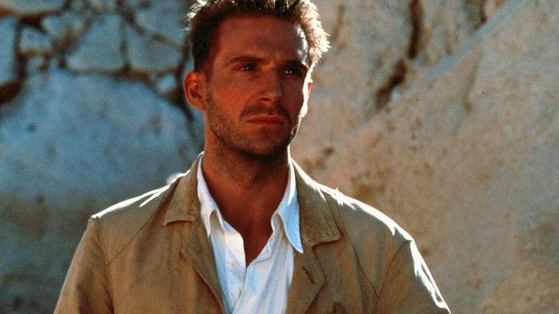 https://www.comingsoon.net/wp-content/uploads/sites/3/2022/11/Ralph-Fiennes-as-La%CC%81szlo%CC%81-Alma%CC%81sy-in-The-English-Patient.png