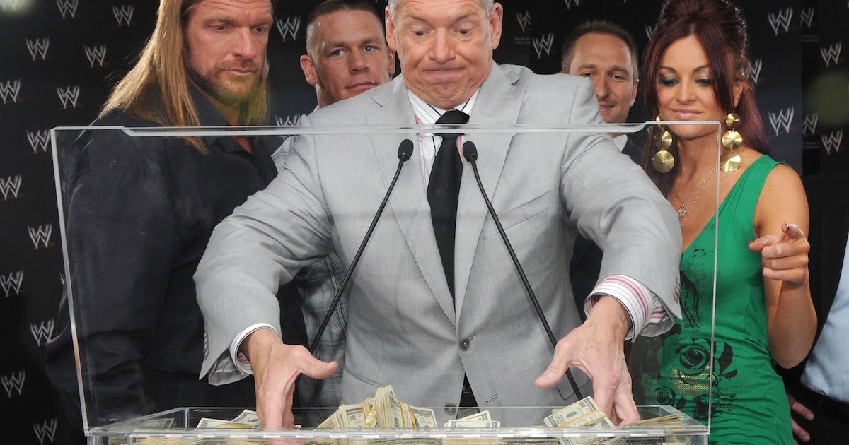 يخطط فينس ماكماهون للعودة إلى WWE في محاولة لبيع شركته