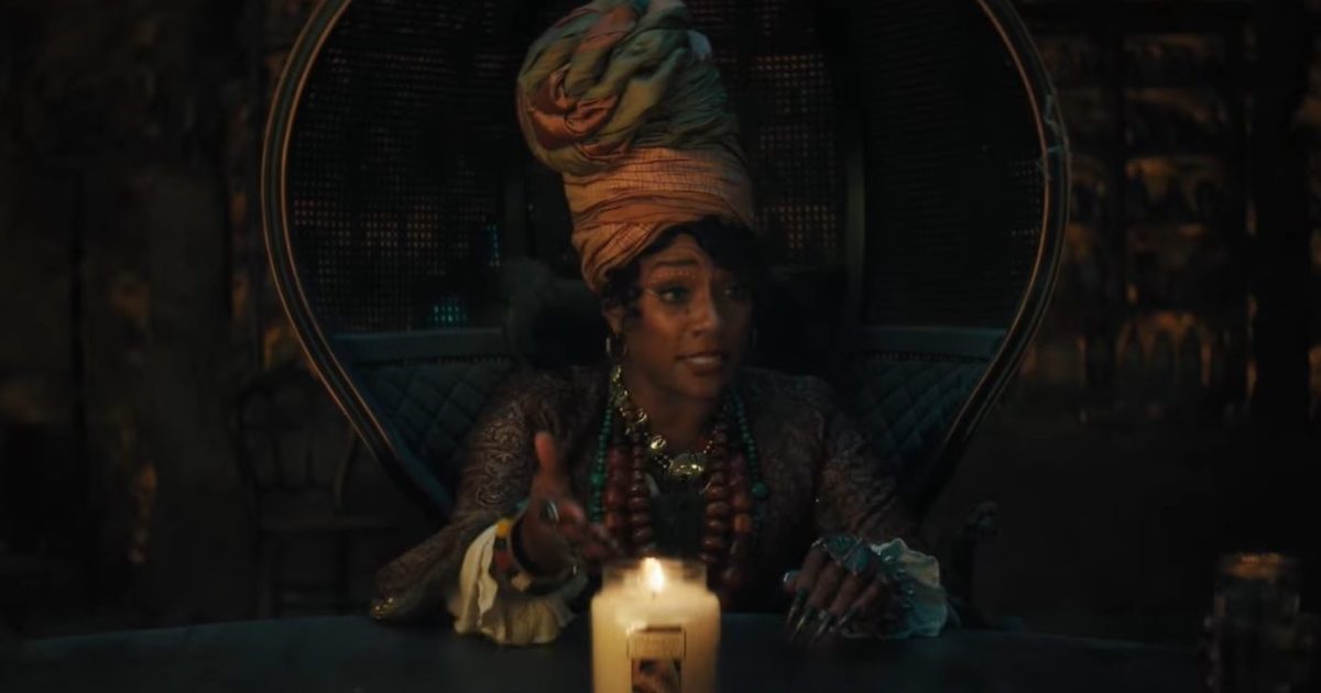 Clipe da mansão assombrada mostra Tiffany Haddish conduzindo uma sessão espírita