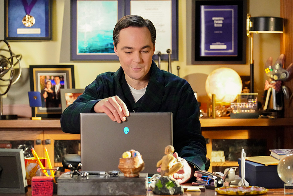 Young Sheldon Finale Photos Unveil First Look at Jim Parsons & Mayim