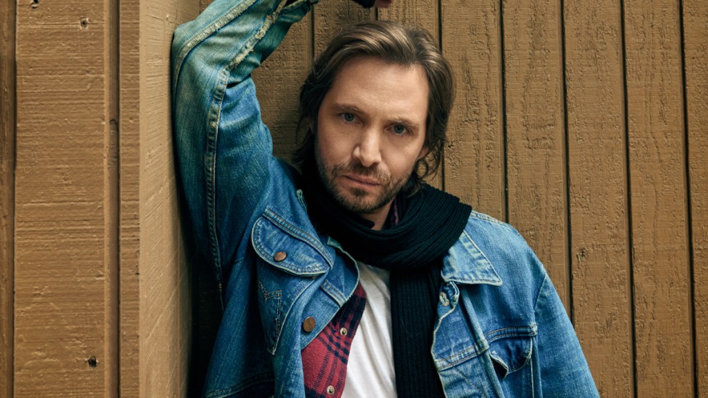 Entretien : Aaron Stanford parle de son retour en tant que Pyro dans Deadpool & Wolverine de Marvel | ComingSoon