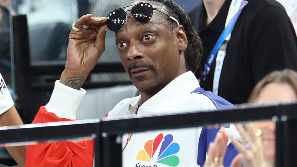 snoop dogg olympic pin paris 2024 olympics