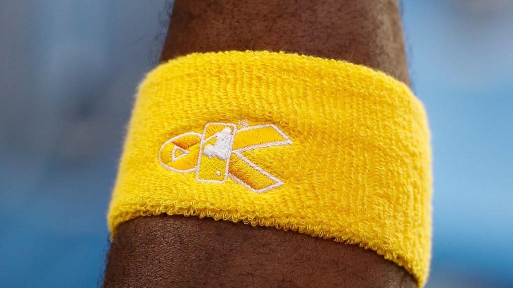 MLB players wearing yellow ribbons