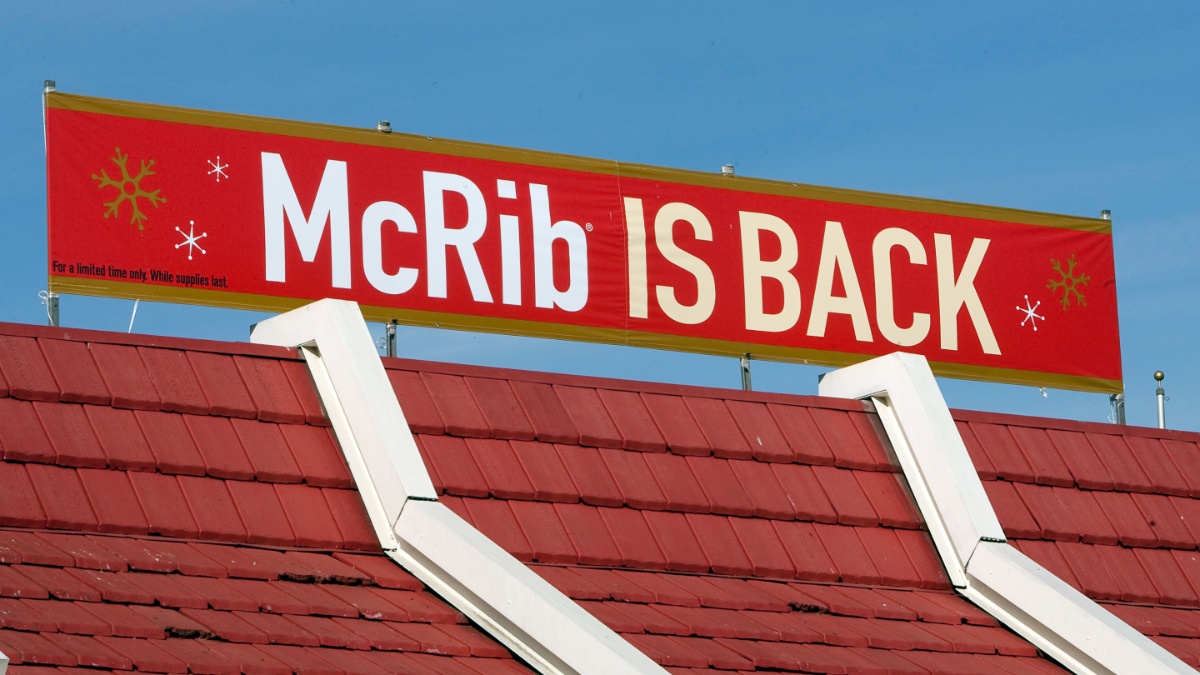 Когда McRib вернется в McDonald’s в США в 2024 году?