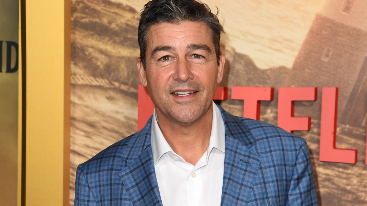 Lanterns’ Kyle Chandler Cast in RIP Netflix Movie With Ben Affleck & Matt Damon