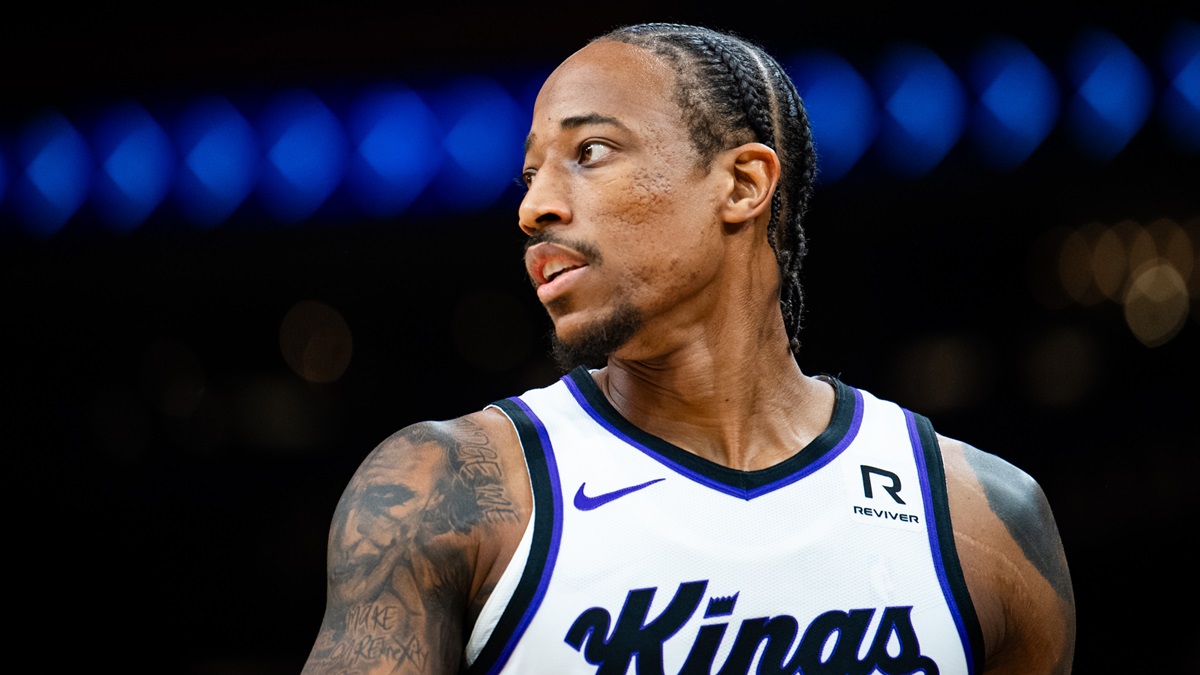 Kings’ DeMar DeRozan Exits Game With Back Injury vs Suns