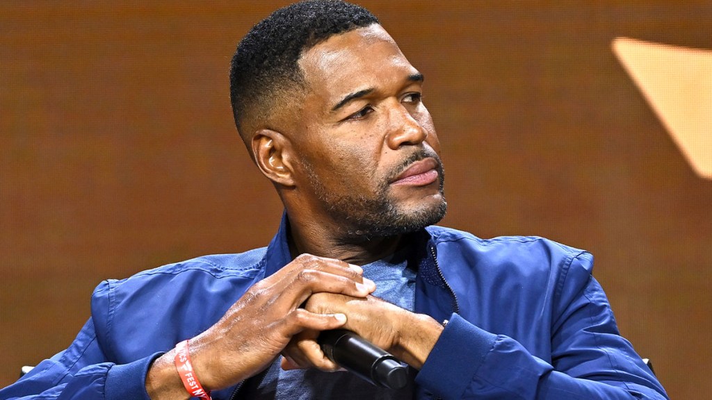 Michael Strahan addresses national anthem controversy