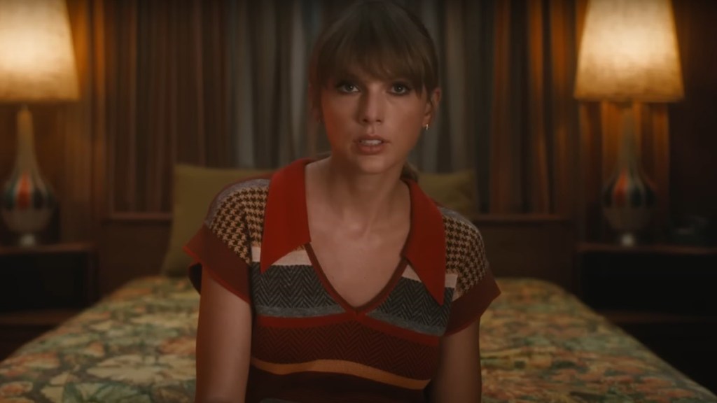 Taylor Swift & Brittany Mahomes Kitchen Exit Goes Viral