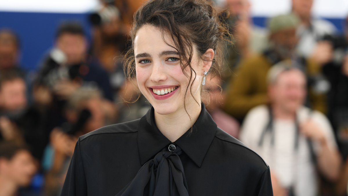 Margaret Qualley & Thomasin McKenzie’s Victorian Psycho Bought by A24