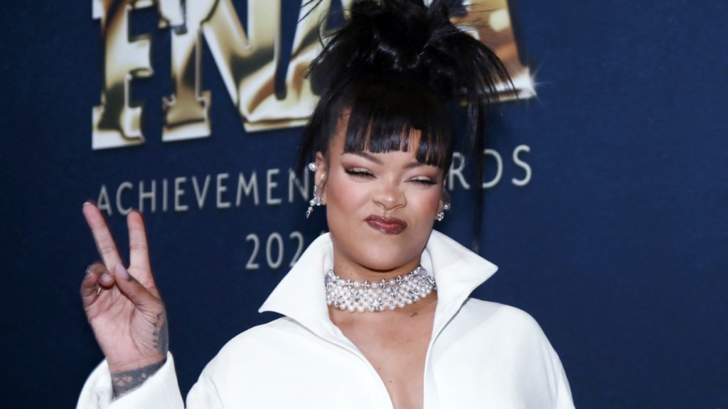 Rihanna Responds to Troll Who Called Her 'Forehead'