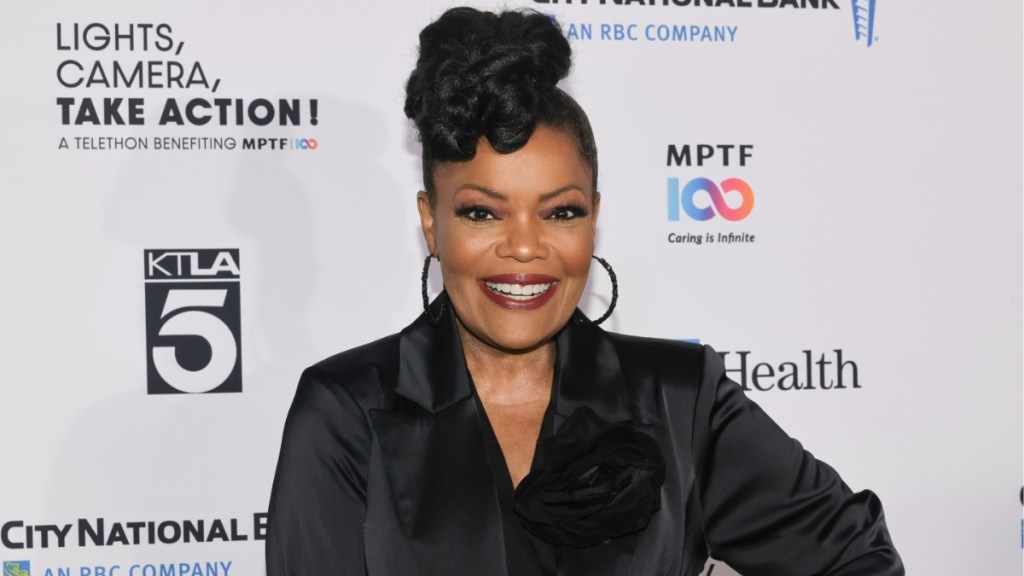 Yvette Nicole Brown Calls Out Khloe Kardashian Over Water Usage Amid LA Fire