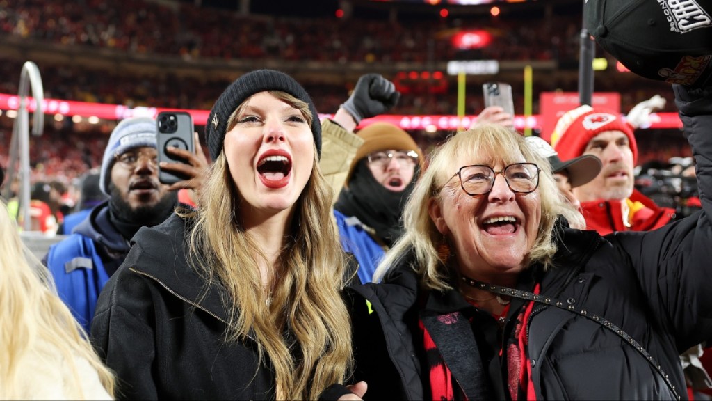 Taylor Swift Donna Kelce Travis Kelce mother